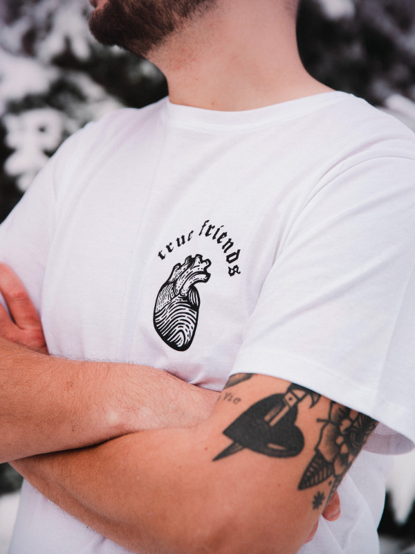 Détails du t-shirt 'True Friends' en coton organique pour hommes et femmes de la marque suisse streetwear bastonnade clothing.
