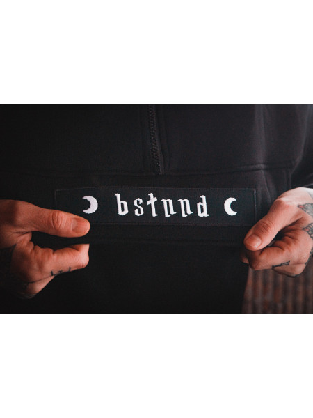 Détails de la broderie du hoodie polaire 'LUNA' pour hommes et femmes de la marque suisse streetwear bastonnade clothing.