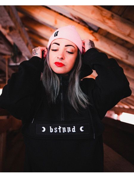 Cécile wears the 'Love Yourself' beanie for men and women by swiss streetwear brand bastonnade clothing.
