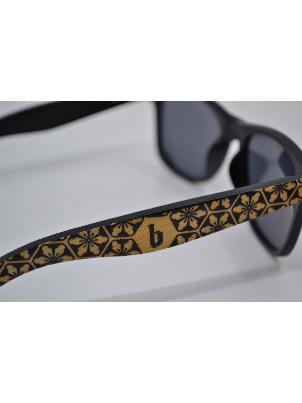 Détails des branches des lunettes de soleil en bambou pour hommes et femmes de la marque suisse streetwear bastonnade clothing.