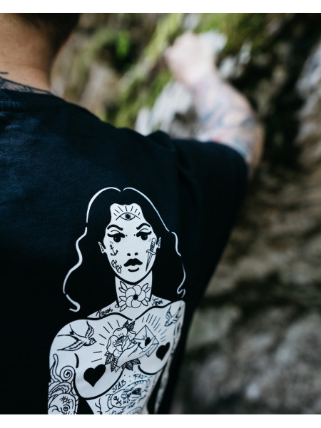 Details of the 'Ink Lovers' tee for men and women by swiss streetwear brand bastonnade clothing.