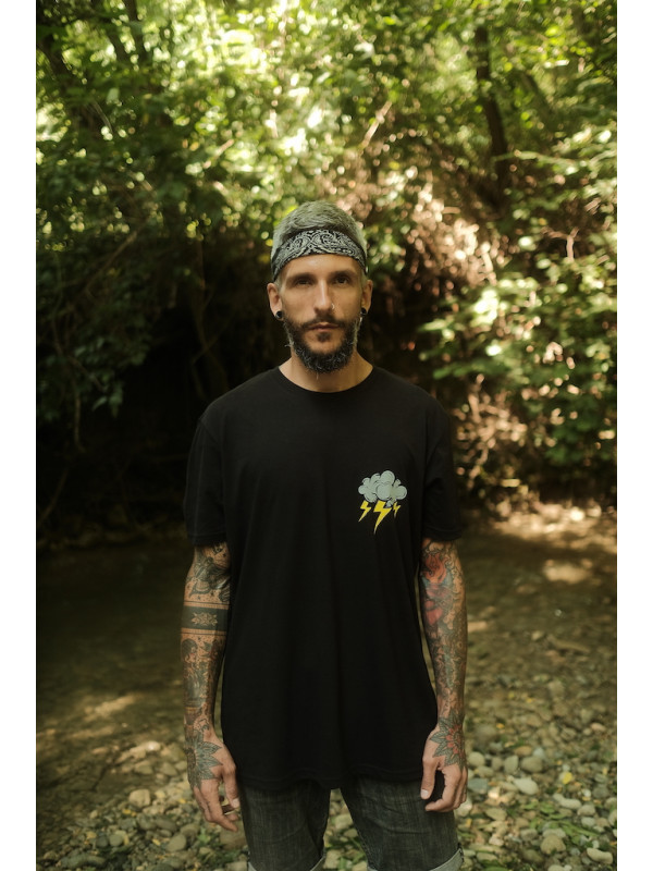 Julien porte le t-shirt 'Hourglass' pour hommes et femmes de la marque suisse streetwear bastonnade clothing.