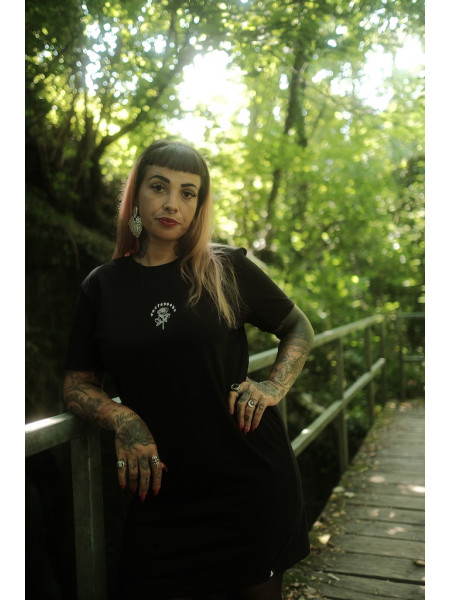 Cécile wears the 'Roses Are Red' tee dress for men and women by swiss streetwear brand bastonnade clothing.