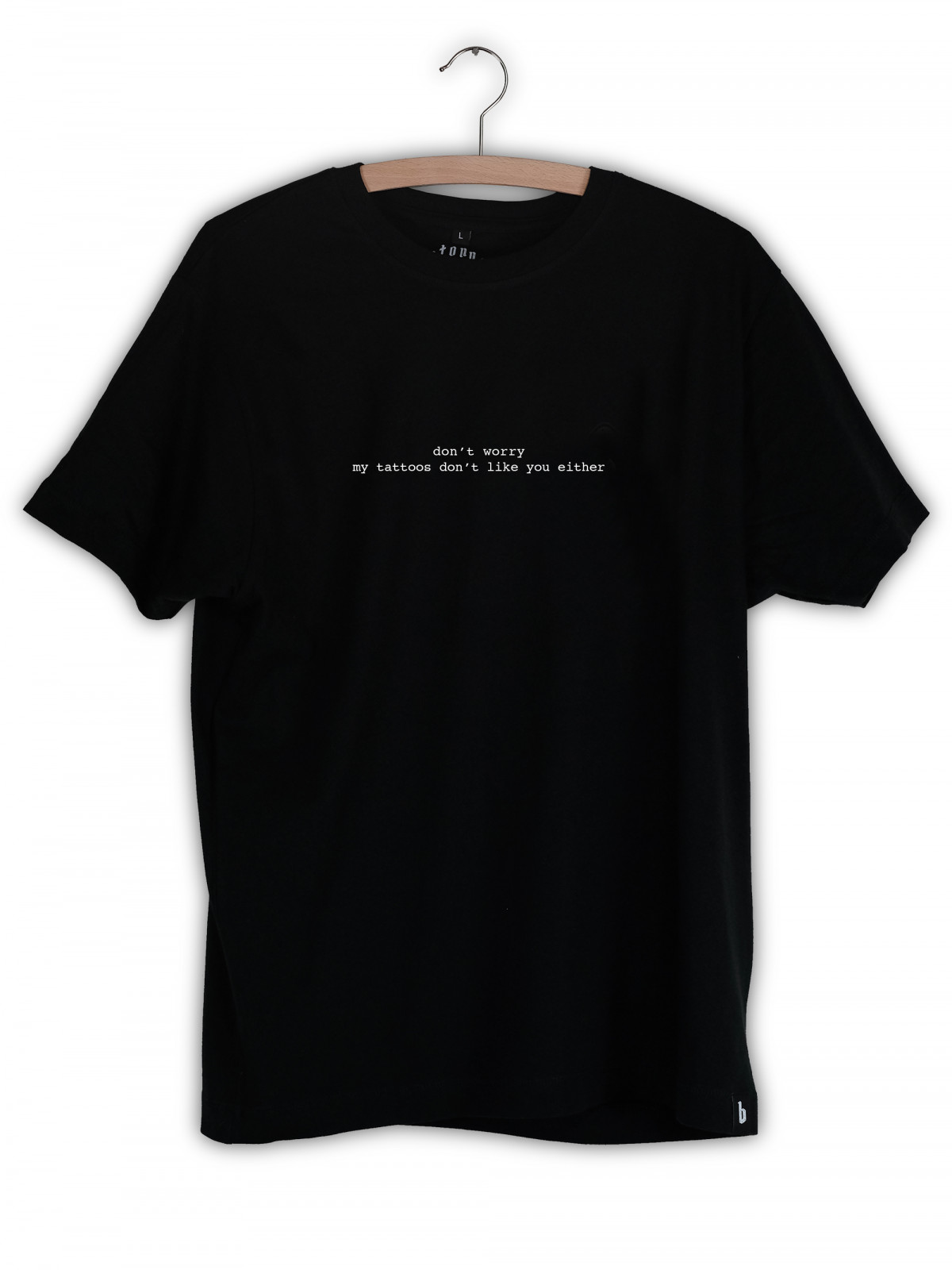 Avant du t-shirt 'My Tattoos Don't Like You' pour hommes et femmes de la marque suisse streetwear bastonnade clothing.