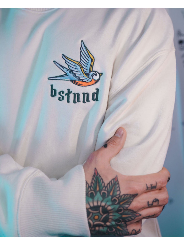 Details of the 'Be Free' crewneck for men and women by swiss streetwear brand bastonnade clothing.