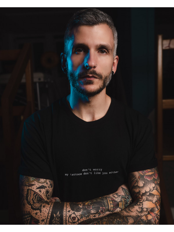 Julien porte le t-shirt 'My Tattoos Don't Like You' pour hommes et femmes de la marque suisse streetwear bastonnade clothing.